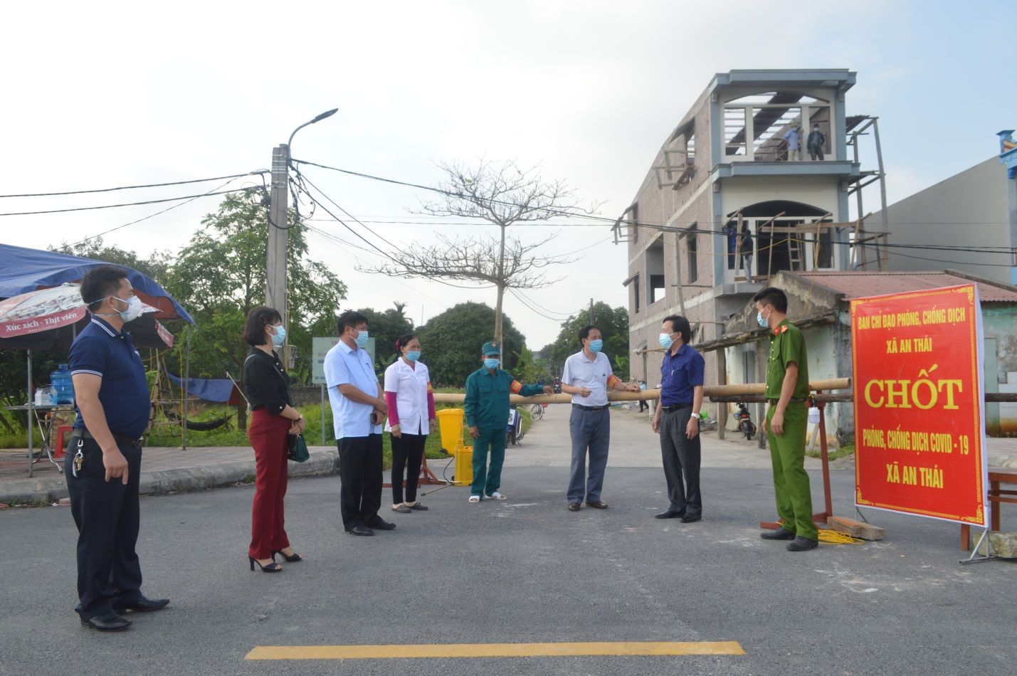 Lãnh đạo Trung tâm Kiểm soát bệnh tật tỉnh Thái Bình  và UBND huyện Quỳnh Phụ kiểm tra và chỉ đạo công tác phòng, chống COVID-19 tại chốt kiểm soát dịch COVID-19 (thôn Thái Thuần, xã An Thái, huyện Quỳnh Phụ)