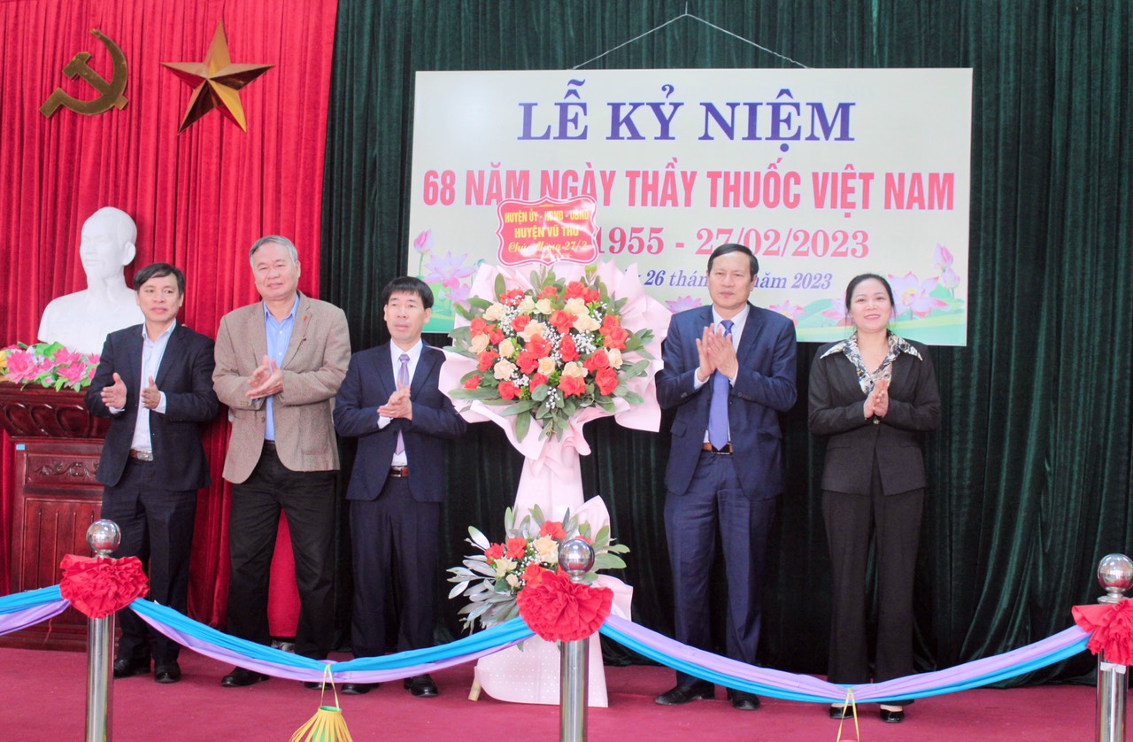 Các đồng chí lãnh đạo huyện Vũ Thư tặng hoa chúc mừng.